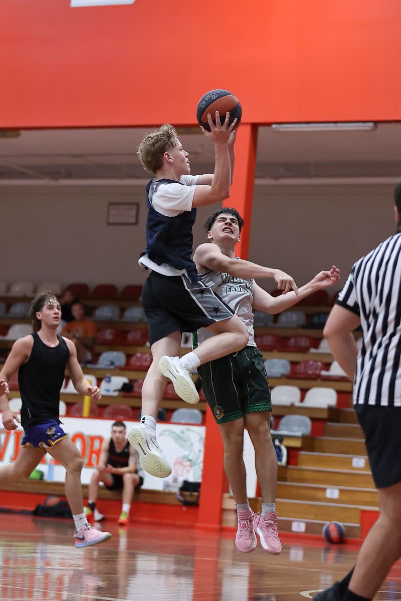 Contested finish at the ring in a live game